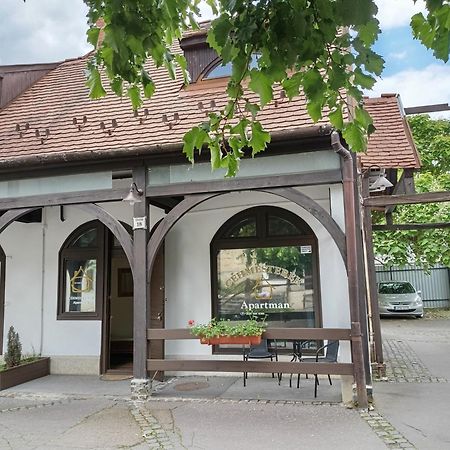 Cehmesterek Apartman Егер Екстериор снимка