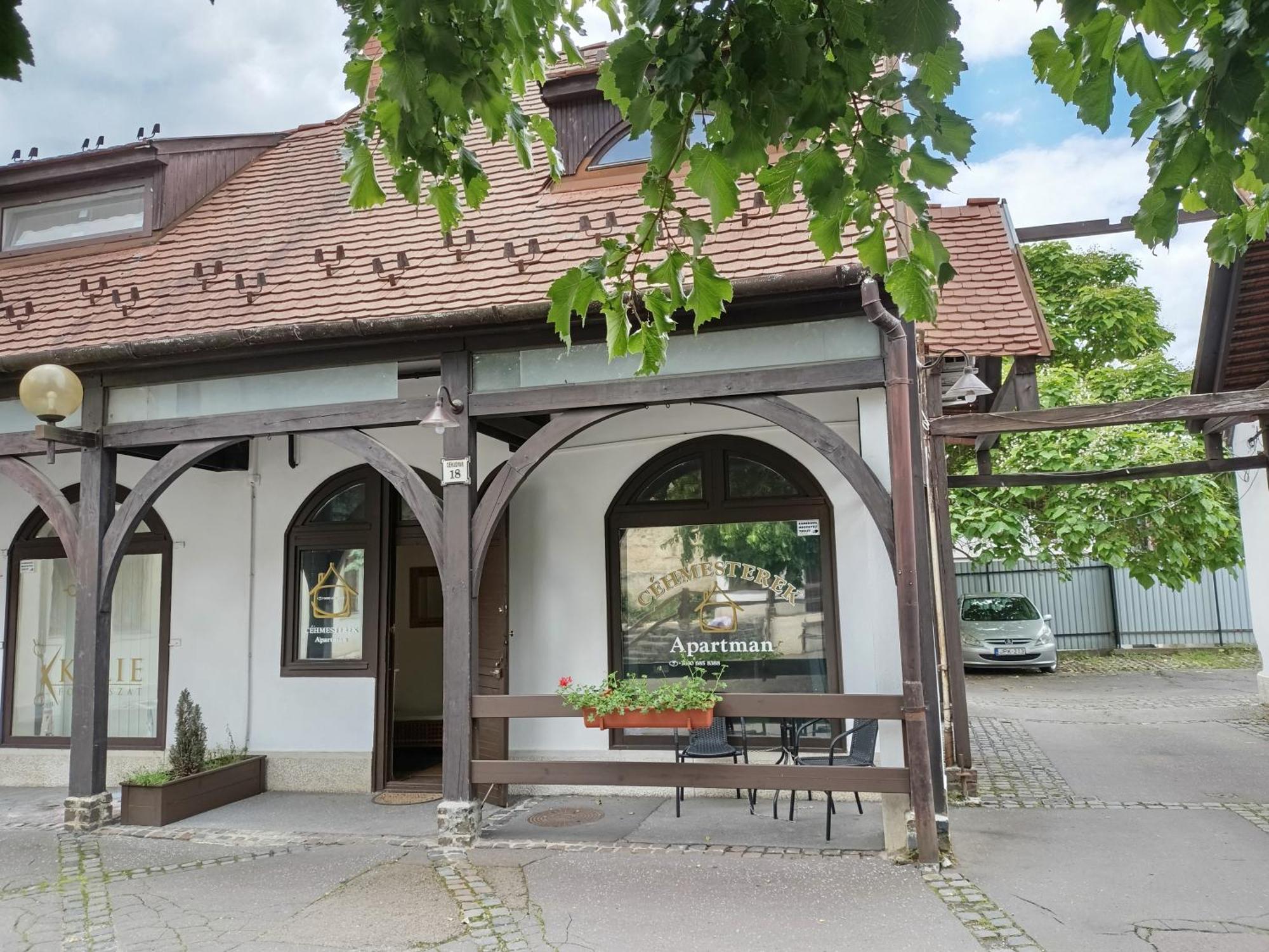 Cehmesterek Apartman Егер Екстериор снимка